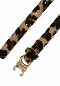 Leopardprint riem van textuurstof met een gouden gesp, voorzien van een zwart en bruin patroon; meerdere verstelgaten inbegrepen.