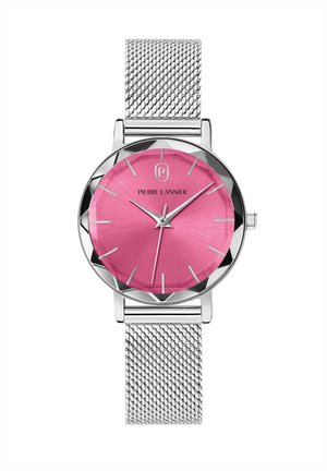 Reloj de acero inoxidable en forma redonda con una esfera en un brillante color rosa con efecto rayos de sol, marcadores de hora en plata y una pulsera de malla metálica. Presenta un logotipo de la marca a las 12 en punto.