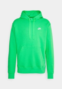 Grön Nike-hoodie i mjukt tyg, med en framficka i kängurustil, dragsnören och en liten vit logotyp på bröstet.