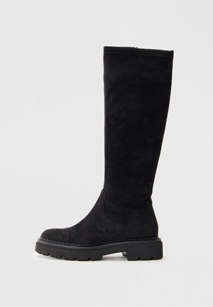 Stivali neri al ginocchio realizzati in suede, con punta arrotondata, suola in gomma texture e semplici dettagli di cucitura lungo le cuciture.