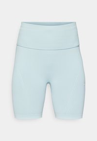 Helle blaue nahtlose Fahrradshorts mit hohem Taillenbund, subtilen Nahtdetails und kleinem Logo am linken Oberschenkel.