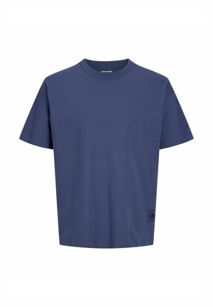 Kortærmet marineblå t-shirt i bomuld med rund hals og en lille sort logo-patch nær bundkanten foran til venstre.