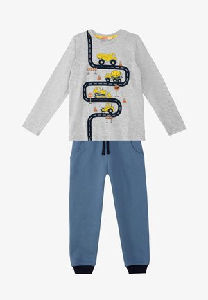 Graues Langarm-T-Shirt mit gelben Lkw-Grafiken und einem Straßenmuster, kombiniert mit blauen Sweatpants, die einen Kordelzug und gerippte Bündchen haben.