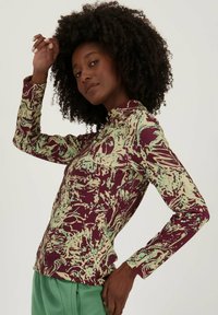 Langarmtop met een bordeauxrood en lichtgroen abstract patroon. Gemaakt van rekbare stof met een hoge hals en een getailleerde silhouet.