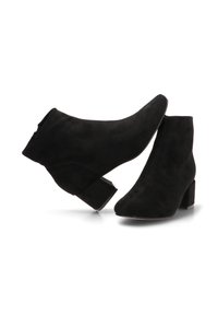 Botines de ante negros con un diseño afilado, tacones cuadrados y una textura suave; presentan un cierre de cremallera lateral y sin adornos visibles.