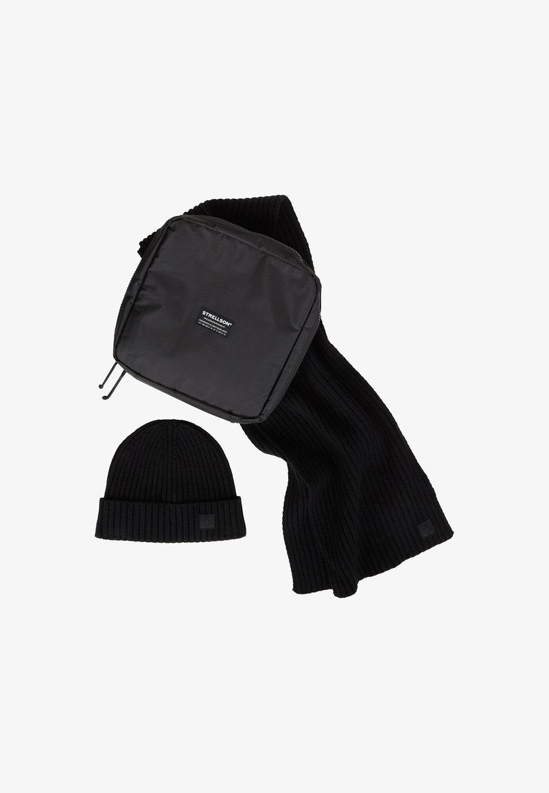 Czarny prążkowany dzianinowy szalik, dopasowana czapka beanie oraz czarna saszetka na zamek z logo Strellson na białym tle.