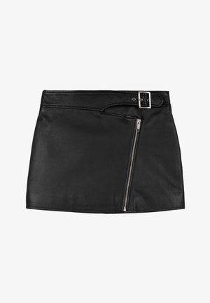 Minifalda de cuero negro con cremallera lateral y cinturón con hebilla cuadrada plateada. Textura suave con detalles cosidos.