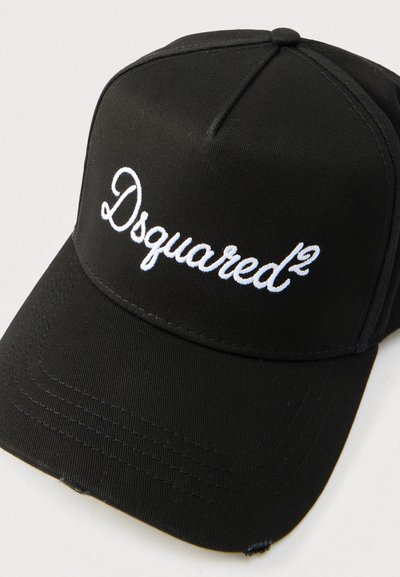 Șapcă neagră de baseball din material textil, cu textul "Dsquared²" brodat alb. Prezintă o cozoroc curbat și o coroană structurată.