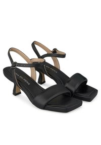 Schwarze Leder-Blockabsatzsandalen mit quadratischer Zehenform, verstellbarem Knöchelriemen und glatter Textur. Minimalistisches Design und dezente Markenkennzeichnung.