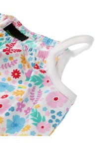 Bawełniany top w kwiatowy wzór. Charakteryzuje się kolorowymi kwiatami w odcieniach czerwieni, różu, żółci i niebieskiego, z białą elastyczną lamówką i cienkimi ramiączkami.