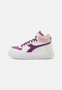 Sneaker alte con una base in pelle bianca, dettagli in suede viola, retro rosa, suola spessa bianca e lacci viola.