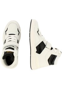 Vita hög-top sneakers med svarta accenter, med en perforerad tåbox, spänne och texturerad sula. Gummiyttersula för grepp.