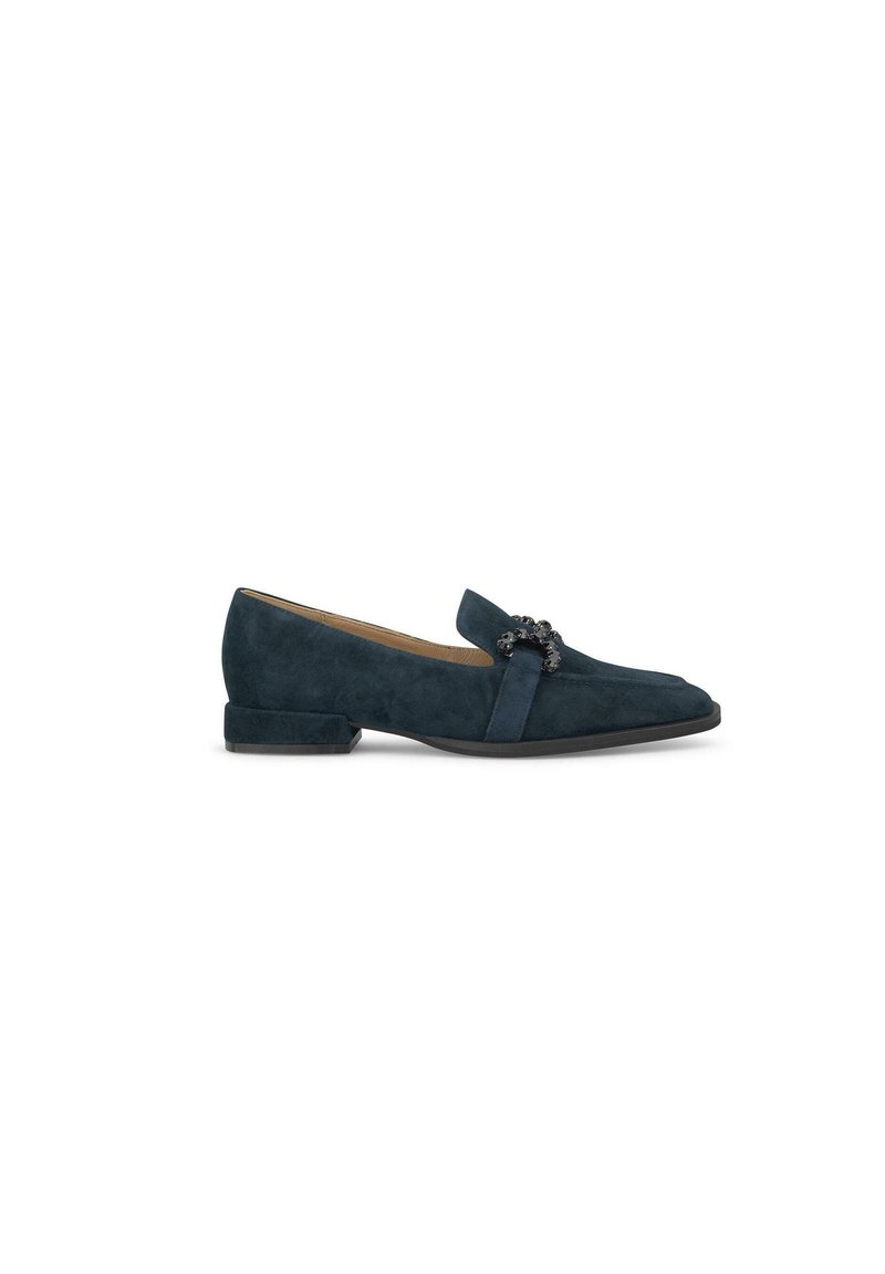 Dunkelblaue Wildleder-Loafer mit kleinem Blockabsatz, ausgestattet mit einem dekorativen Akzent an der Vorderseite. Das Design ist rund und elegant.