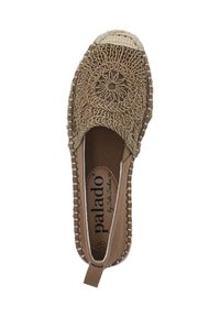 Zapato estilo alpargata en beige con un intrincado patrón bordado, parte superior de tejido y punta redondeada. Cuenta con una suela texturizada, similar a una cuerda.
