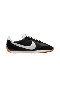 Baskets noir et blanc avec un dessus en suède et nylon, logo swoosh blanc, semelle en caoutchouc naturel et accents texturés sur le talon et la langue.