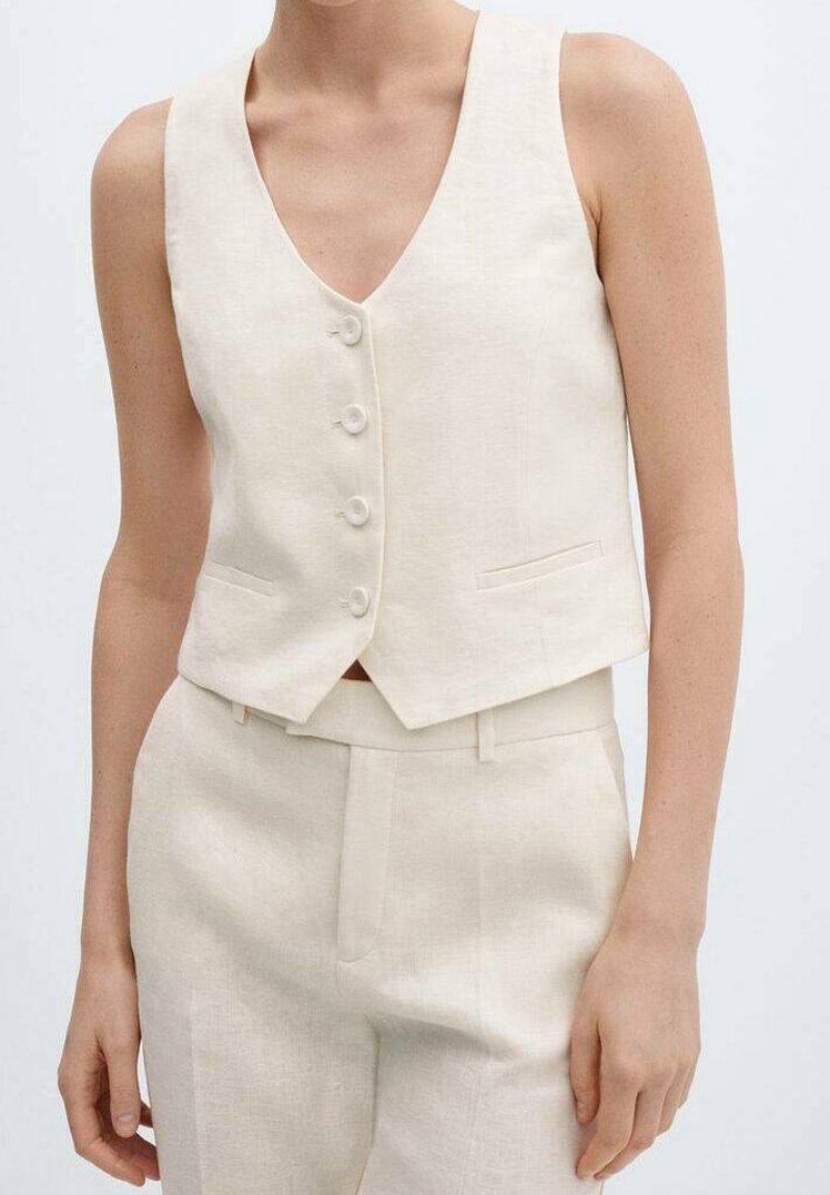 Lniowana kamizelka w jasno beżowym kolorze z dekoltem w serek, z pięcioma guzikami i dwiema przednimi kieszeniami; krótki fason o gładkiej fakturze.