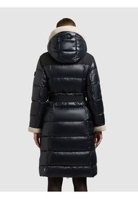 Grove zwarte jas met een capuchon, voorzien van een lichtkleurige faux fur voering en een taille met riem. Glad, glanzend oppervlak met doorgestikte secties.