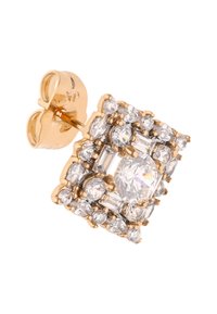 Zlatna naušnica sa središnjim pravokutnim dragim kamenom okruženim manjim okruglim kristalima u kvadratnom okruženju. Polirano završna obrada.