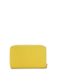 Portefeuille en cuir jaune avec une surface texturée, de forme rectangulaire et une fermeture à glissière. Présente des coutures contrastées et un design compact.