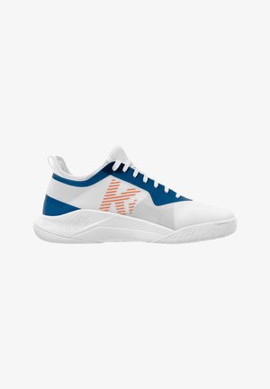 Witte sportschoenen met blauwe accenten, gestructureerd materiaal en een oranje K-logo. Heeft een vetersluiting en een rubberen zool met tractiepatronen.