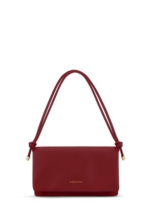Sac à main rectangulaire en cuir rouge profond avec des poignées doubles nouées et un petit texte doré "EXPATRIE" au centre avant.