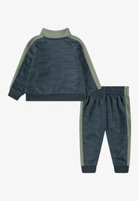 Nike Sportswear TEXTURED CLUB TRICOT SET - Spodnji deli trenirk - vintage green