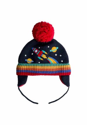 Neulottu tummansininen hattu, jossa on punainen pom-pom, monivärinen raidallinen vyö ja värikkäitä raketti- ja planeetta-ompeluksia tähtitaivasta vasten.