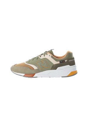 Casualowy sneaker New Balance w kolorze oliwkowo-zielonym i beżowym z pomarańczowymi akcentami, z amortyzowaną podeszwą i zapięciem na sznurówki, pokazany z zewnętrznej strony.