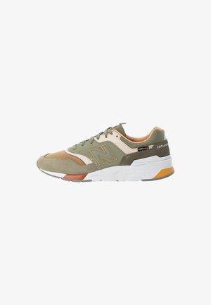 Casualowy sneaker New Balance w kolorze oliwkowo-zielonym i beżowym z pomarańczowymi akcentami, z amortyzowaną podeszwą i zapięciem na sznurówki, pokazany z zewnętrznej strony.