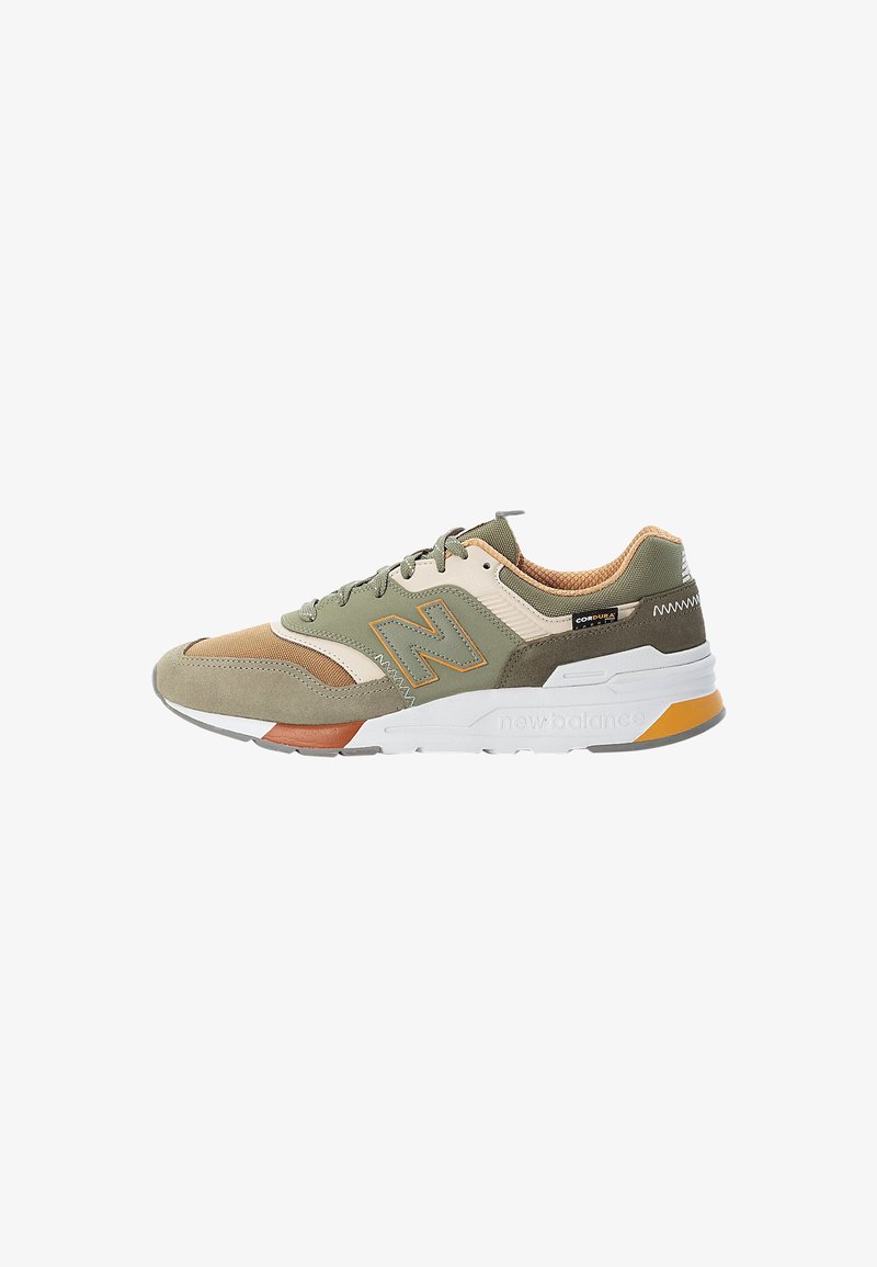 Baskets décontractées New Balance en vert olive et beige avec des touches orange, semelle rembourrée et fermeture à lacets, vues de l'extérieur.