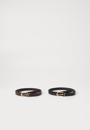 Két bőrszíj, az egyik sötétbarna, a másik fekete, mindegyik arany színű csattal. A szíjak sima textúrával és klasszikus dizájnnal rendelkeznek.