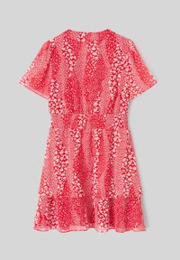 Robe florale rouge avec des manches courtes, une taille cintrée, des volants superposés et un tissu léger et transparent avec des motifs floraux blancs.