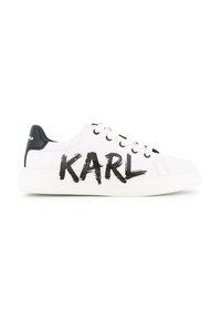 Λευκό sneaker χαμηλού τύπου με μαύρο ταμπελάκι στη φτέρνα και μαύρο κείμενο "KARL" στο πλάι, με λευκά κορδόνια και χοντρή λευκή σόλα.