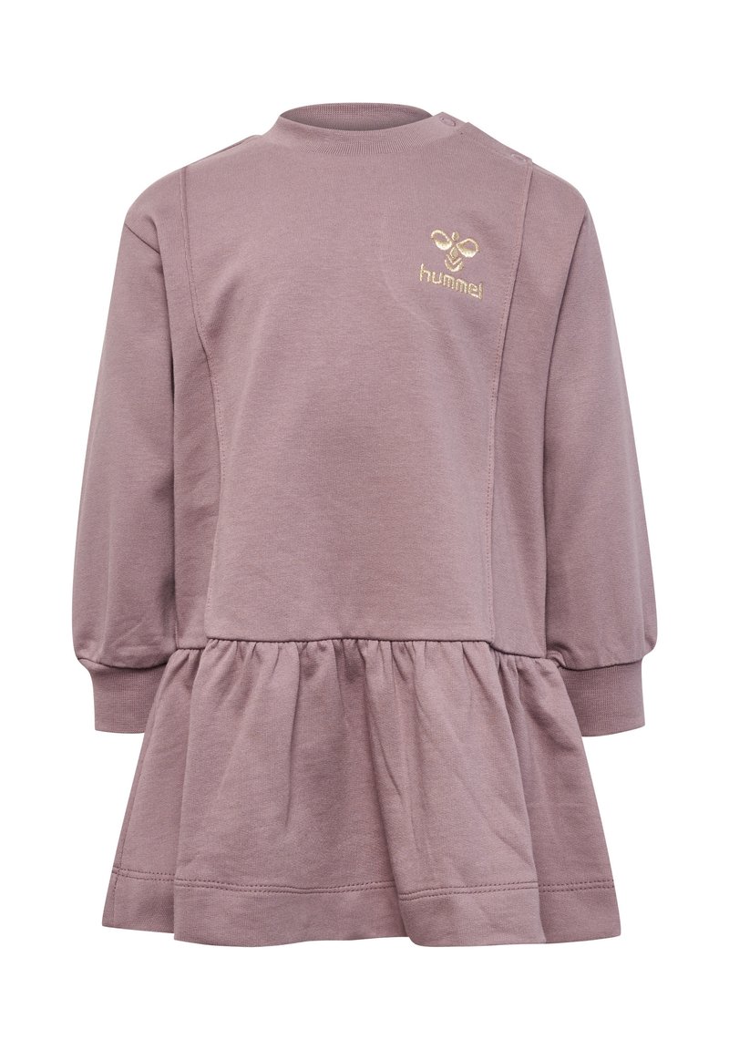Robe longue à manches longues mauve pour enfants avec ourlet volanté, col rond, boutons-pression aux épaules et logo Hummel brodé en or sur la poitrine.