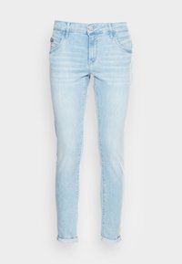 Jeans de ganga azul claro com um corte slim, cinco bolsos, desgastes subtis e as bainhas dobradas. Apresenta um fecho padrão com botão e fecho éclair.