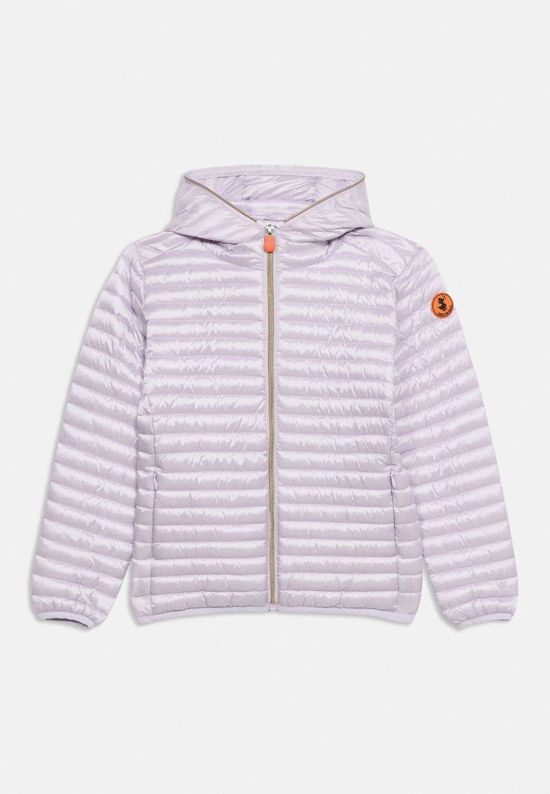 Ανοιχτό μωβ καπιτονέ μπουφάν με κουκούλα, εμπρόσθιο φερμουάρ και πορτοκαλί στρογγυλό λογότυπο στο αριστερό μανίκι.