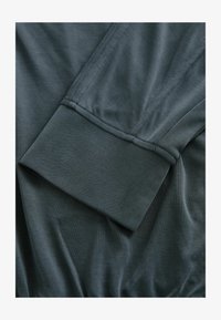 Unselected, grey charcoal