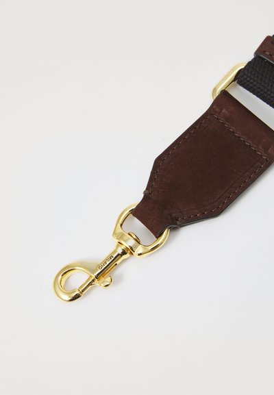 Curea din piele maro cu un închizător din metal auriu, prezentând detalii texturate și o secțiune din material textil negru împletit.