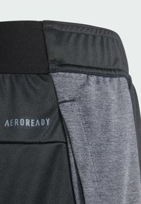 Pantalones cortos deportivos en negro y gris jaspeado, con una cinturilla elástica y el logo "AEROREADY" en azul. Tela texturizada con bolsillos laterales.