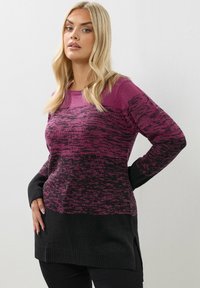 Sweter z dzianiny w gradientowym kolorze od fuksji do czerni, z okrągłym dekoltem i rozcięciami po bokach. Długie rękawy z prążkowanymi mankietami.