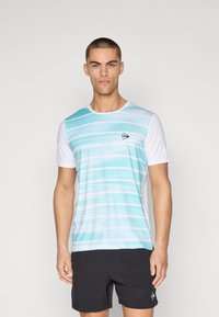 Leichtes Sportshirt in Türkis und Weiß mit horizontalen Streifen, rundem Halsausschnitt und kleinem Logo auf der Brust. Schwarze Shorts sind enthalten.