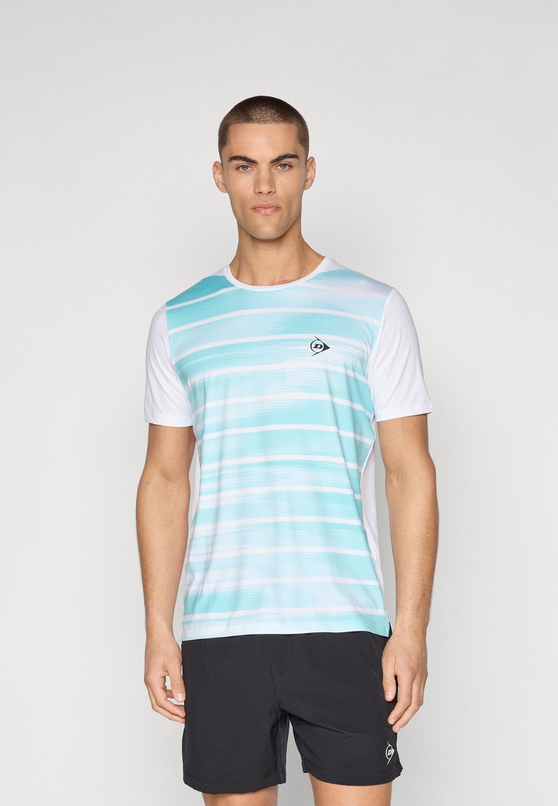 Leichtes Sportshirt in Türkis und Weiß mit horizontalen Streifen, rundem Halsausschnitt und kleinem Logo auf der Brust. Schwarze Shorts sind enthalten.
