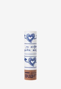 Lippenbalsam-Röhre mit weißem Kunststoffkörper, blauen Herzzeichnungen und braunem Boden. Der Text auf dem Etikett lautet "KORRES Kakaobutter."