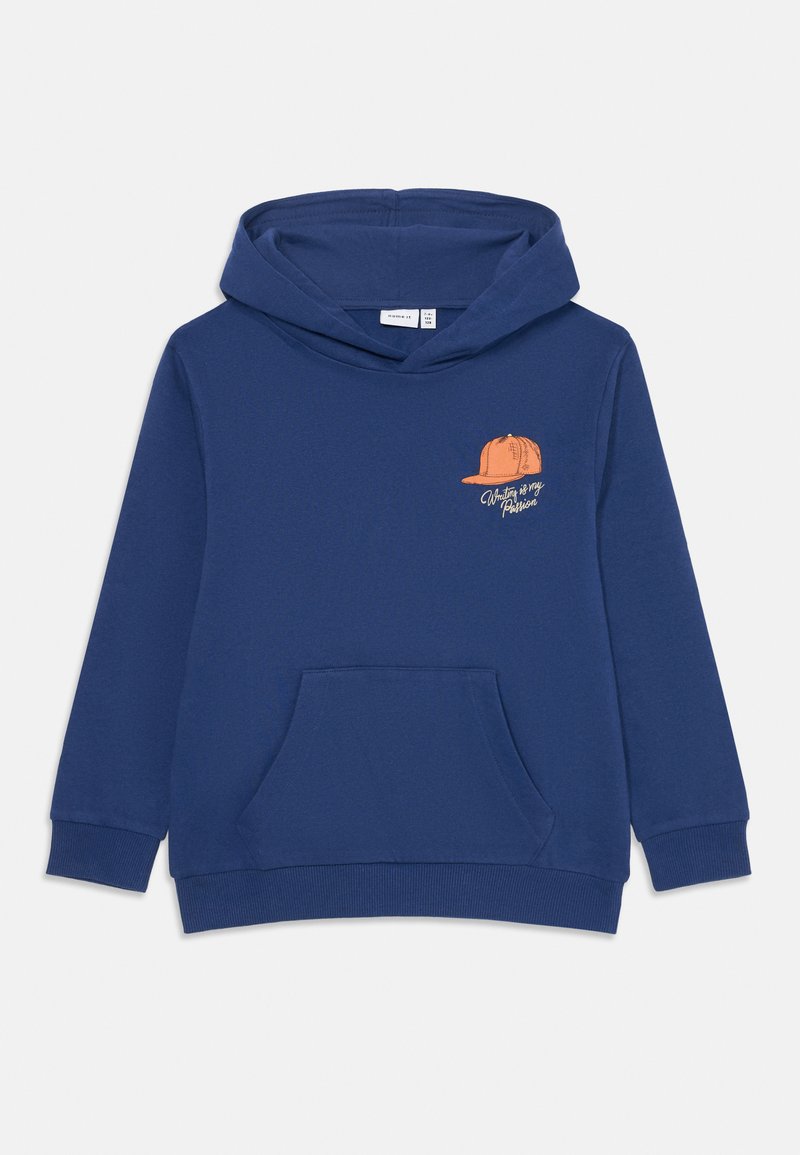 Granatowy dziecięcy hoodie z przednią kieszenią, ściągaczami u rękawów oraz małą pomarańczową grafiką czapki i napisem "Pisanie to moja pasja" na klatce piersiowej.