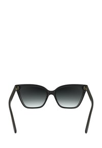 Occhiali da sole a forma di occhio di gatto con montatura in plastica nera, lenti a gradiente che passano da scure a chiare e dettagli in oro sulle cerniere.
