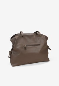 Bolso tote de cuero marrón con superficie texturizada, dos asas en la parte superior, un bolsillo con cremallera en el frente y acentos laterales anudados.