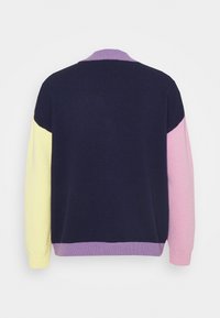 Pull en tricot à blocs de couleurs avec des panneaux bleu marine, rose et jaune. Poignets et col côtelés en violet. Texture douce avec une coupe décontractée.