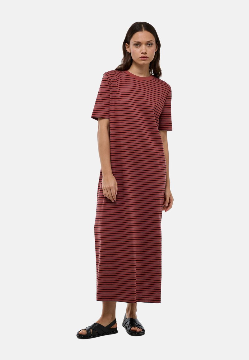 Robe maxi à rayures rouges et noires avec des manches courtes, offrant une coupe décontractée et un tissu doux, assortie à des sandales noires.