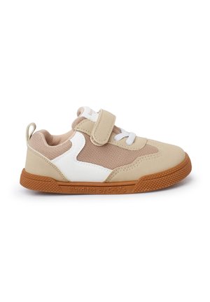 Baskets pour enfants de couleur beige avec une tige en mesh, des accents blancs, une sangle velcro et une semelle en caoutchouc texturée. Convient pour un usage décontracté.