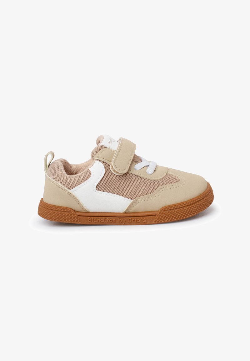 Beige Kinder-Sneaker mit einem Obermaterial aus Mesh, weißen Akzenten, einem Klettverschluss und einer strukturierten Gummisohle. Geeignet für die Freizeit.